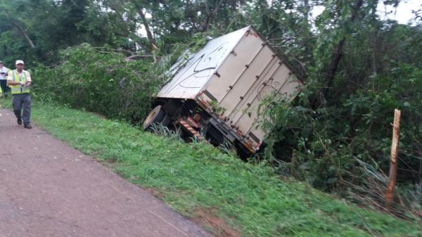 Caminhão estoura pneu e deixa uma pessoa morta e outra ferida na BR- 040, em Paracatu