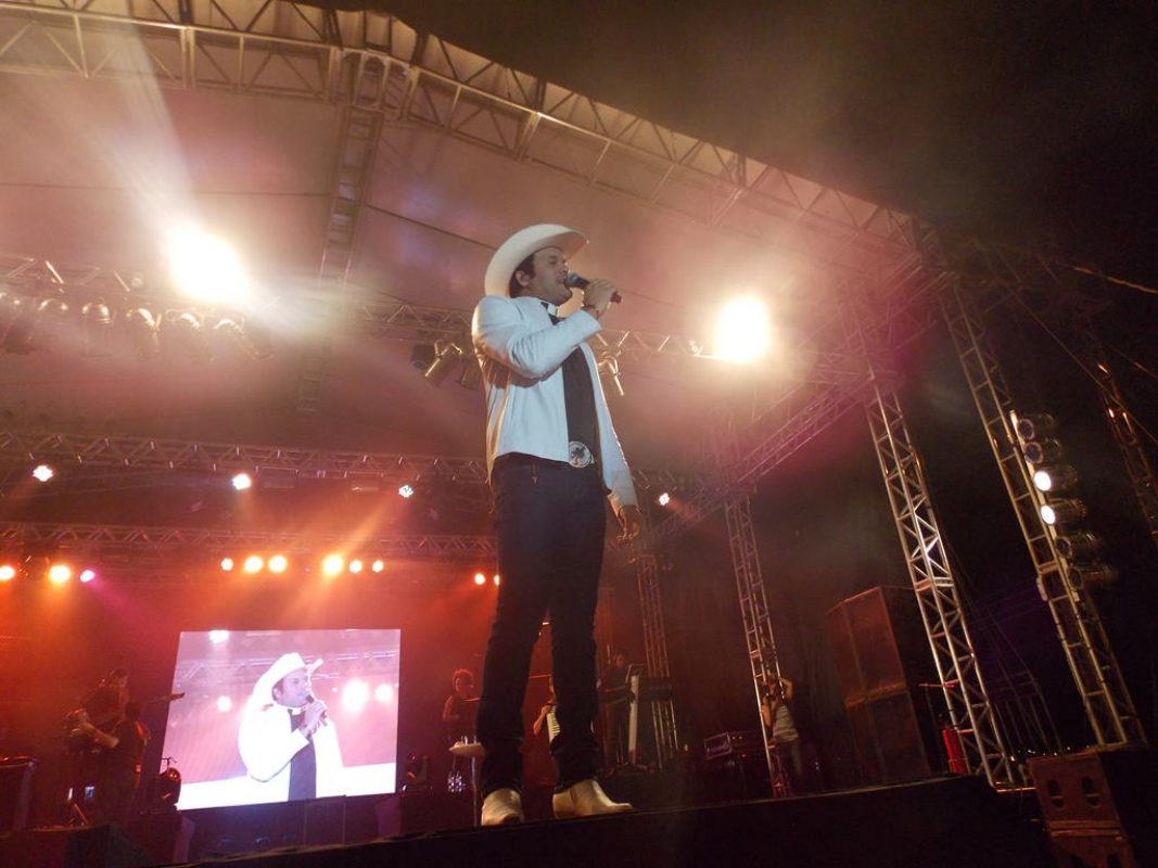 Show do Padre Alessandro Campos reúne milhares de católicos em Paracatu 
