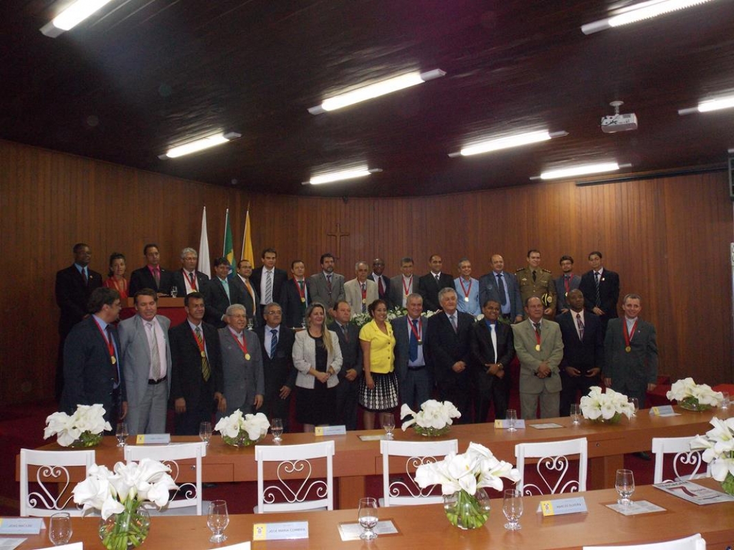 Autoridades civis e religiosas recebem Medalhas do Mérito Legislativo em Paracatu 