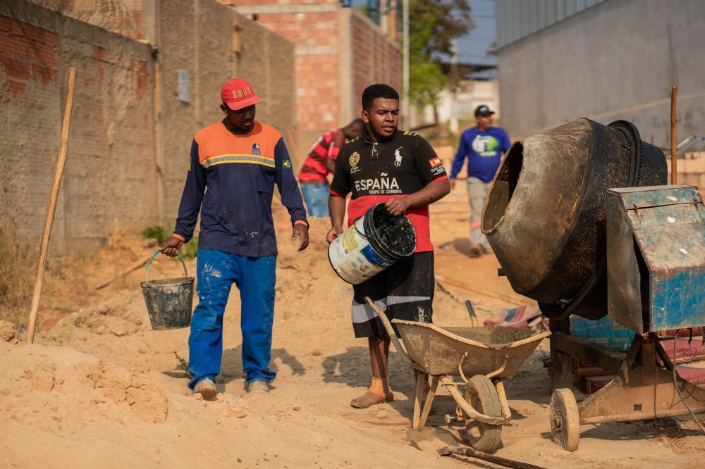 Voluntários trabalham na obra de construção do espaço - Foto: Click Filmes 