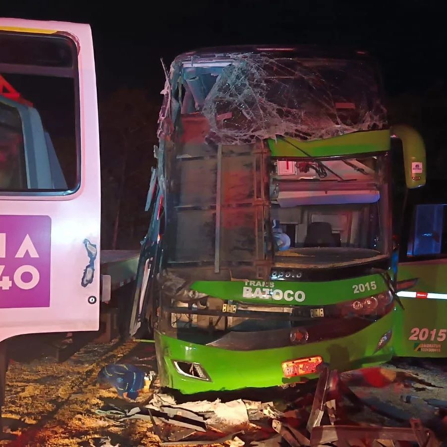 Acidente Envolvendo ônibus E Carreta Deixa Dois Mortos E Feridos Em