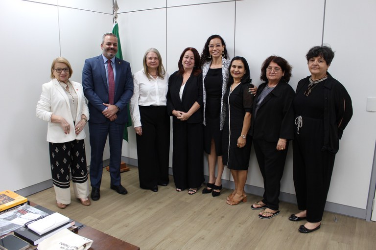 ecretária Rita Oliveira com representantes do Sinait e defensores dos direitos humanos (Foto: Clarice Castro - Ascom/MDHC)