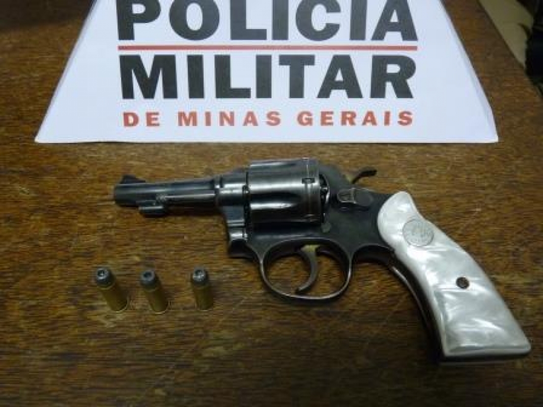 Homem de 35 anos é preso no Alto do Açude portando arma de fogo