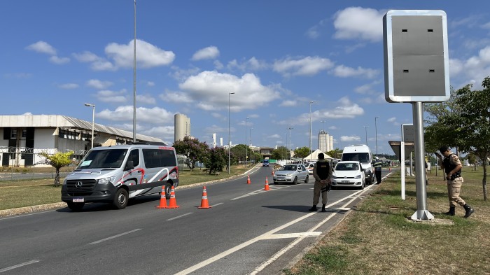 Prefeitura apreende veículo por transporte clandestino de passageiros no  aeroporto