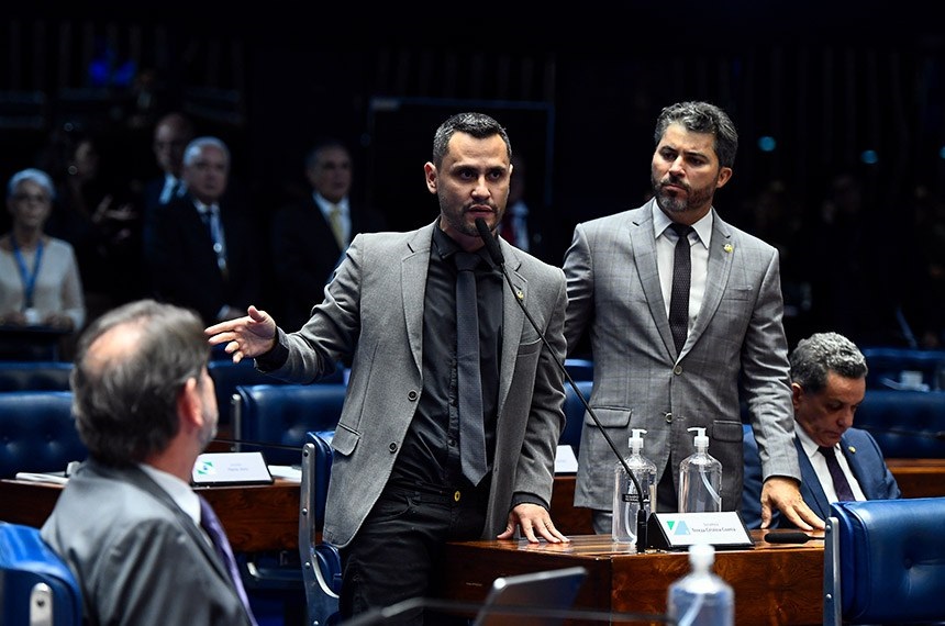 Senador Cleitinho, à esquerda, ao lado do relator Marcos Rogério, agradece no Plenário a aprovação da PEC Roque de Sá/Agência Senado Fonte: Agência Senado