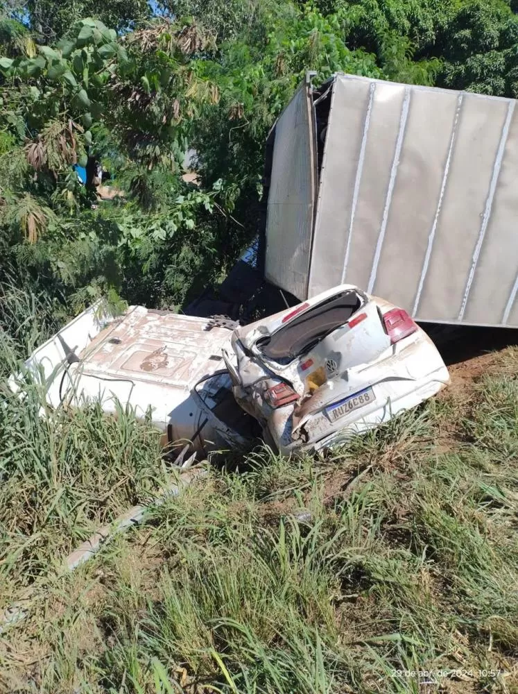 Acidente envolvendo carreta e veículo de passeio deixa duas pessoas feridas na BR-040 em Paracatu