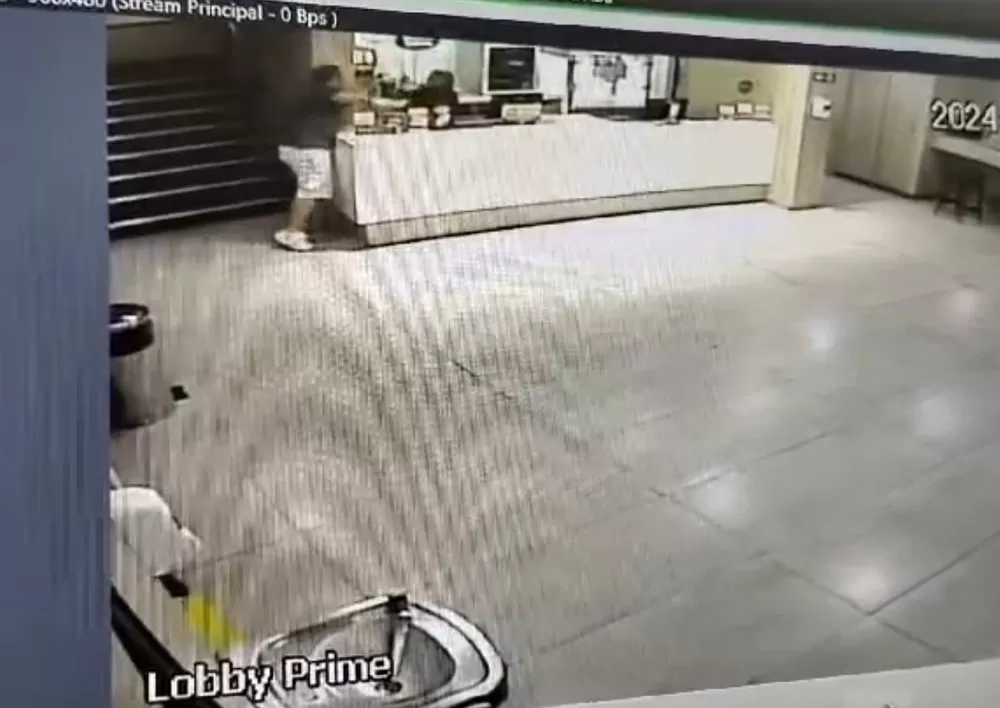 Homem tenta agredir funcionária de cinema em Belo Horizonte — Foto: Reprodução/ circuito de segurança
