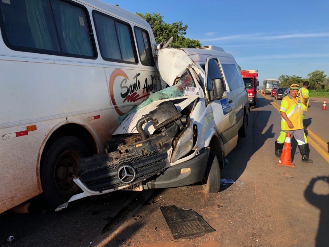 Grave Acidente Entre Van E ônibus Deixa Nove Pessoas Feridas Na BR-040