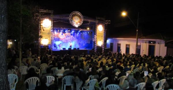Imagem do palco e da plateia do Festival da Música de 2017 que aconteceu na Praça do Rosário. Créditos/ Ascom Prefeitura