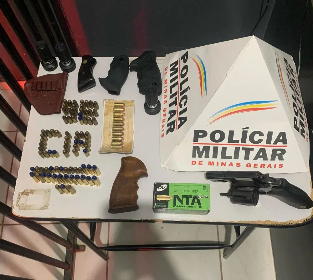 Homem é preso com arsenal após ameaçar vizinho em Unaí