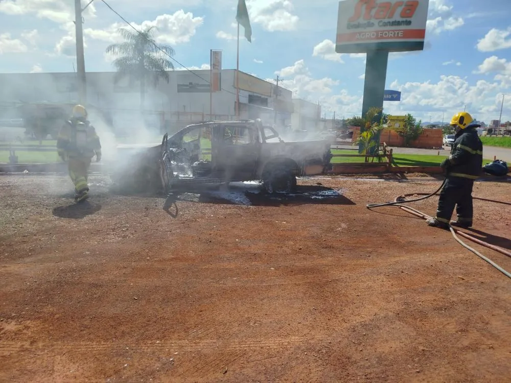 Corpo de Bombeiros de Unaí atende ocorrência de incêndio em veículo na BR-251