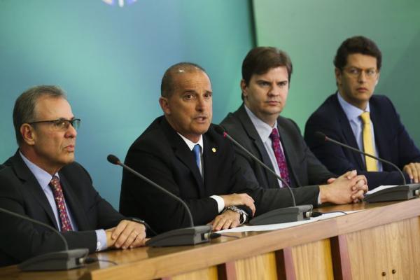 Os ministros de Minas e Energia, Bento Albuquerque, da Casa Civil, Onyx Lorenzoni, do Desenvolvimento Regional, Gustavo Canuto, e do Meio Ambiente, Ricardo Salles, falam sobre o acidente da barragem da Vale em Brumadinho, Minas Gerais. - Antonio Cruz/Agên