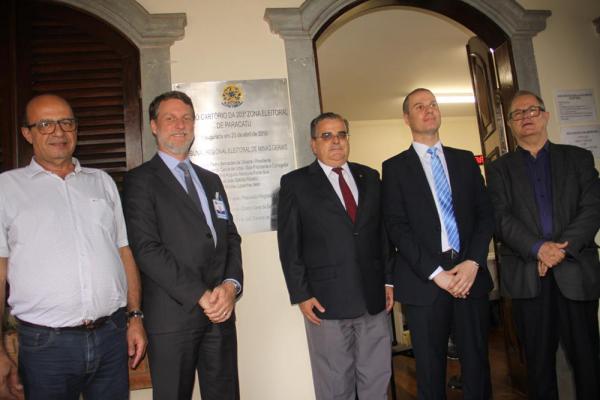 Autoridades posam para a foto, na porta da nova sede - Créditos Prefeitura