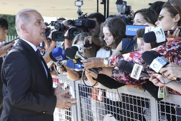 O Ministro-Chefe da Casa Civil da Presidência da República, Onyx Lorenzoni, fala com a imprensa após café da manhã no Palácio da Alvorada. - Antonio Cruz/ Agência Brasil