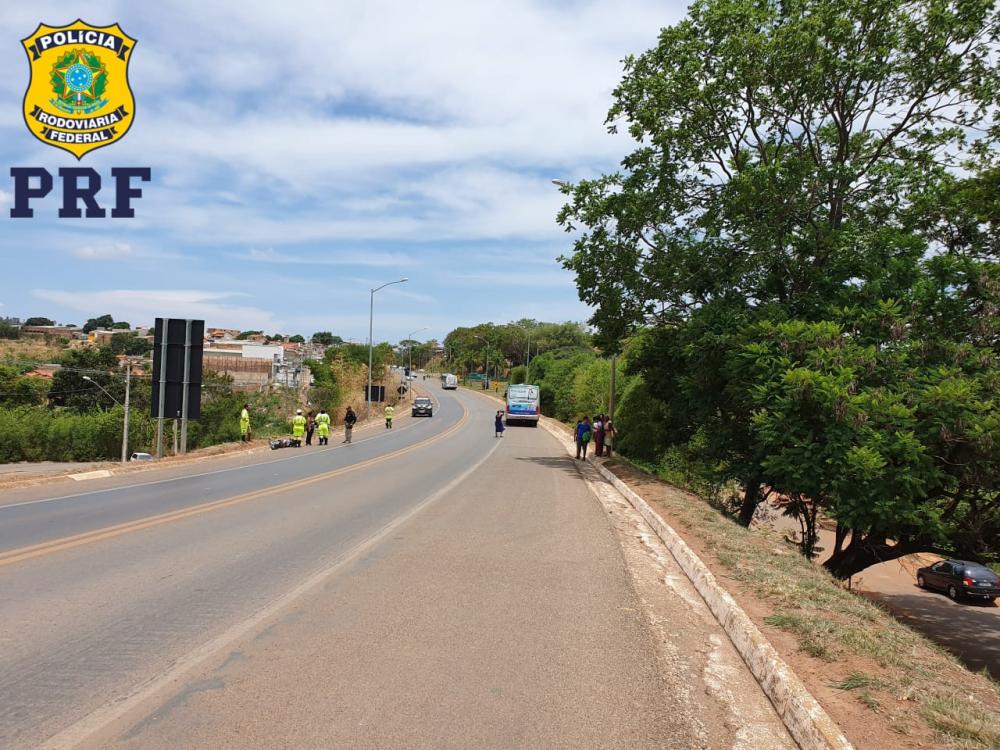 Homem colide moto em ônibus de transporte público em Paracatu - Paracatunews