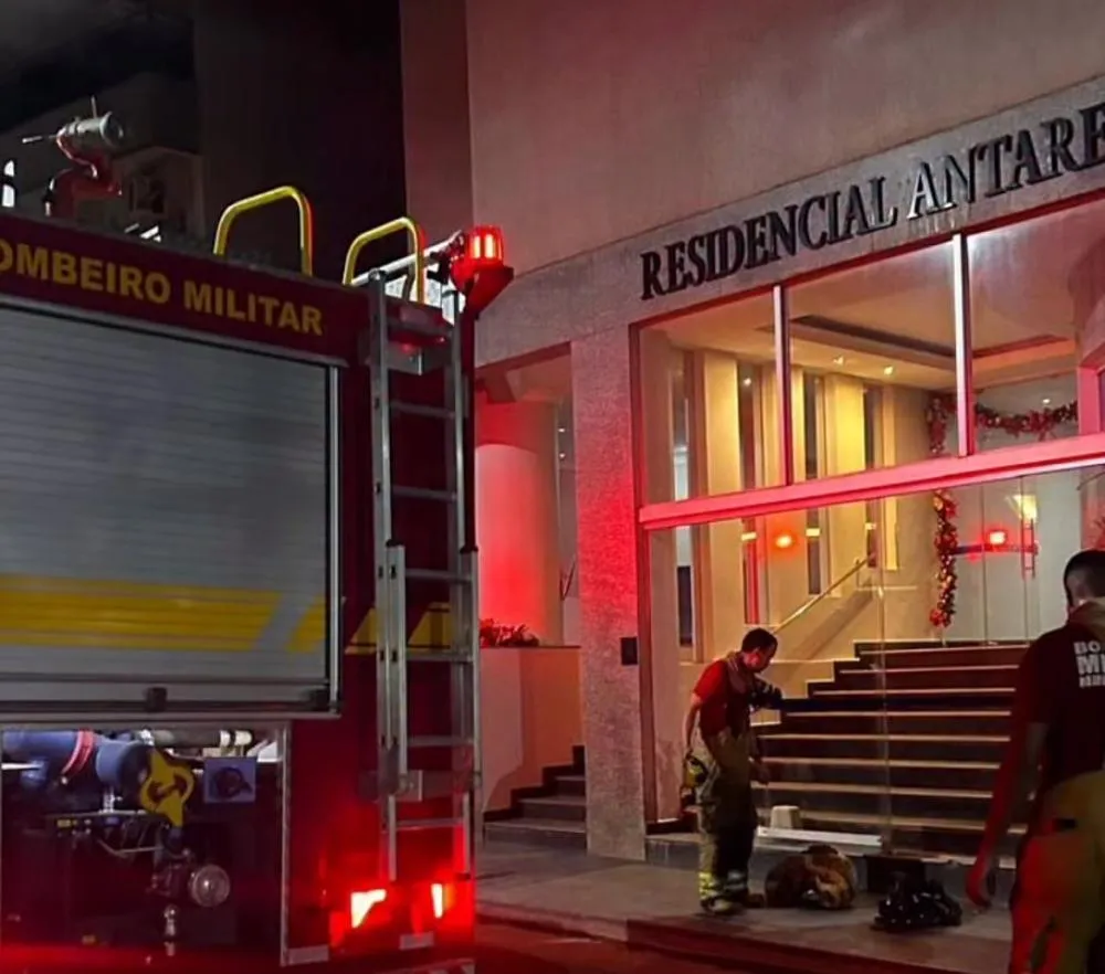 Bombeiros combatem incêndio em apartamento no 6º andar durante a madrugada de segunda
