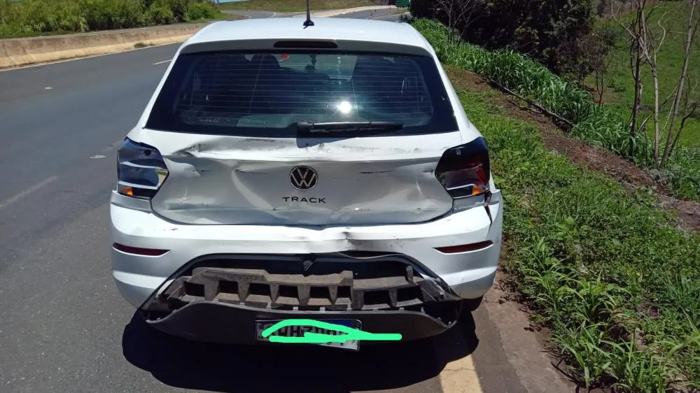 Carro é atingido por caminhão após redução repentina de trânsito na BR-352