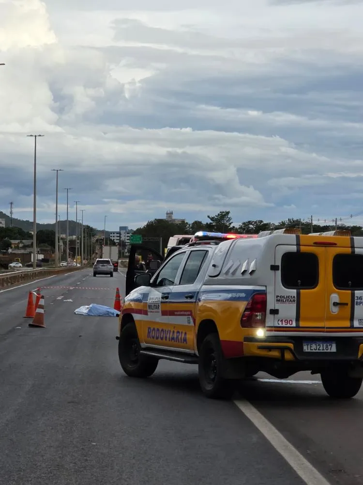 Mulher morre atropelada na BR-251 em Unaí; motorista é preso por embriaguez ao volante