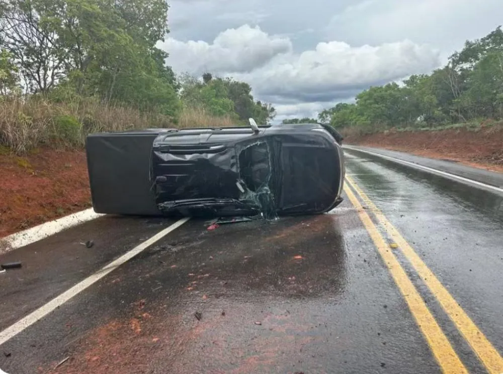 Caminhonete tomba na BR-365 durante chuva e duas pessoas ficam feridas