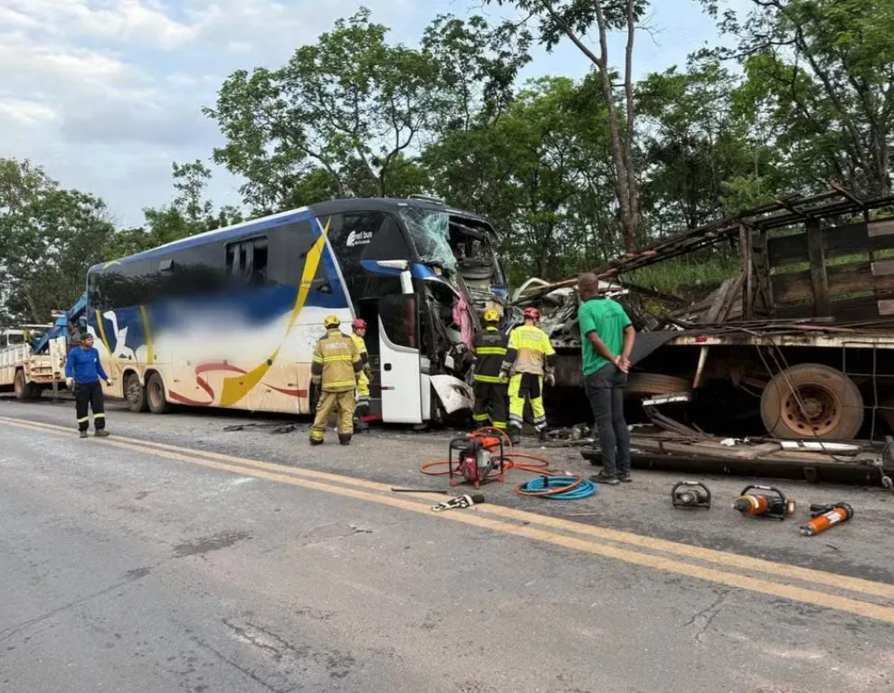 Acidente entre ônibus e carreta na BR‑365 deixa mortos e diversos feridos no Norte de Minas