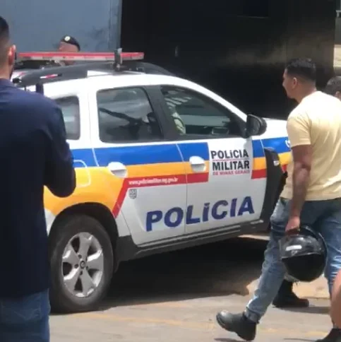 Familiares e amigos se reúnem em frente à delegacia e cobram justiça por morte de motociclista em Patos de Minas