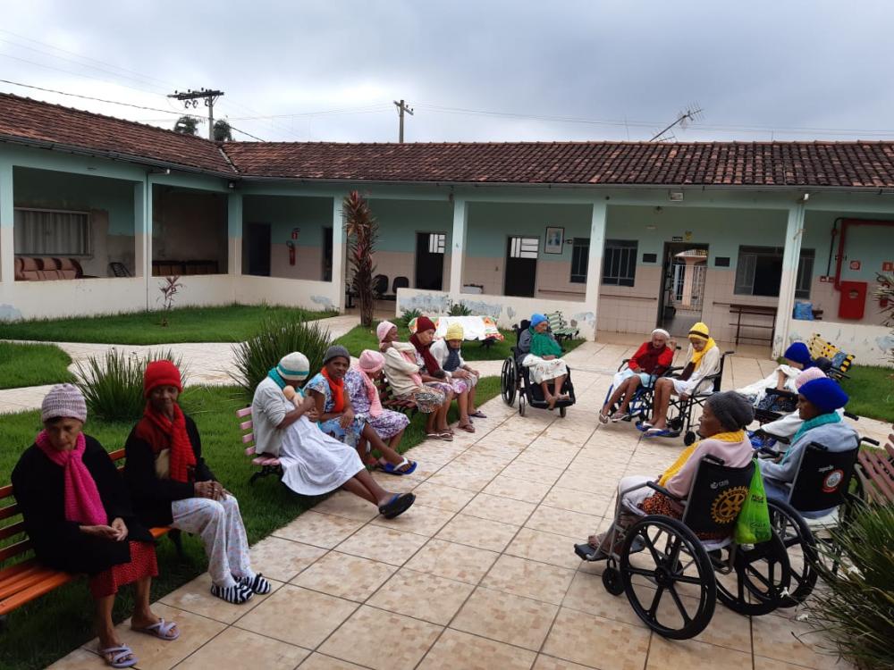 Idosos de asilo se emocionam com passeio em Carreta da Alegria - O  Pantaneiro