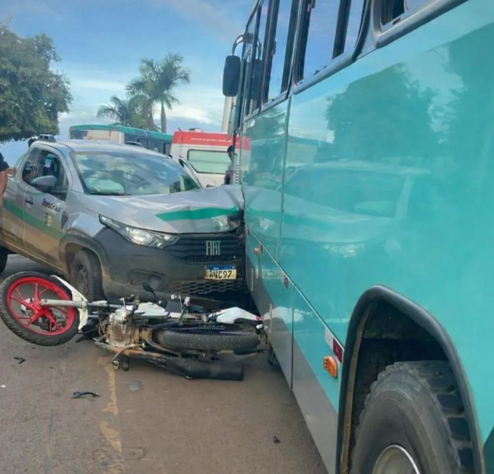Acidente envolvendo ônibus, carro e moto deixa duas pessoas feridas na Avenida Olegário Maciel