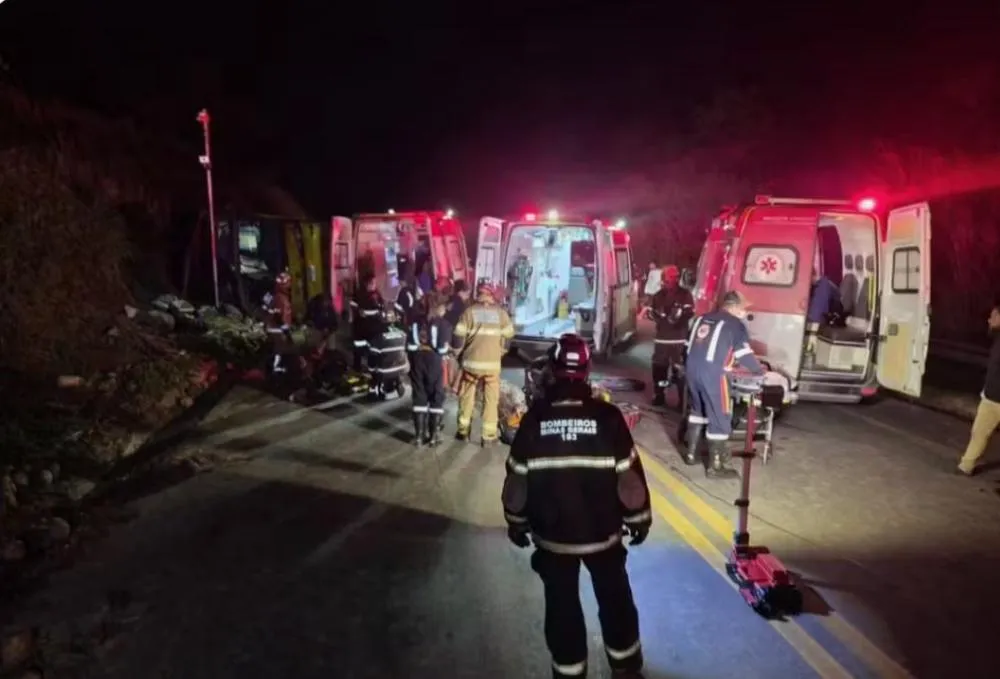 Ônibus tomba na BR-251 e deixa cinco mortos na Serra de Francisco Sá