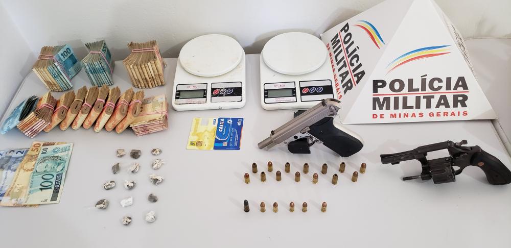 Polícia com auxilio de cães farejadores apreende drogas, armas e 40 mil reais em João Pinheiro