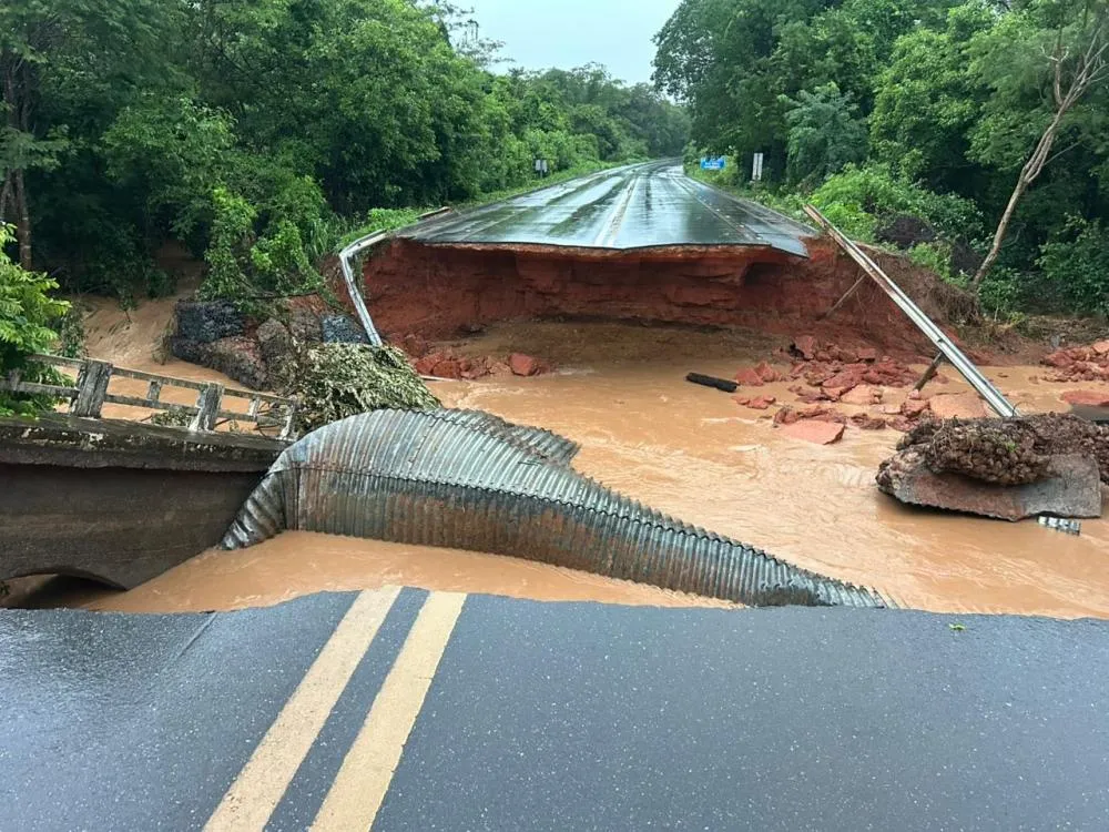 Ponte na rodovia MGC-251 em Dom Bosco,MG caí e interdita rodovia 
