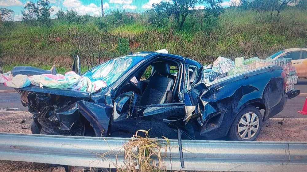 Colisão frontal entre picapes deixa dois motoristas em estado grave na MGC-462, em Patrocínio