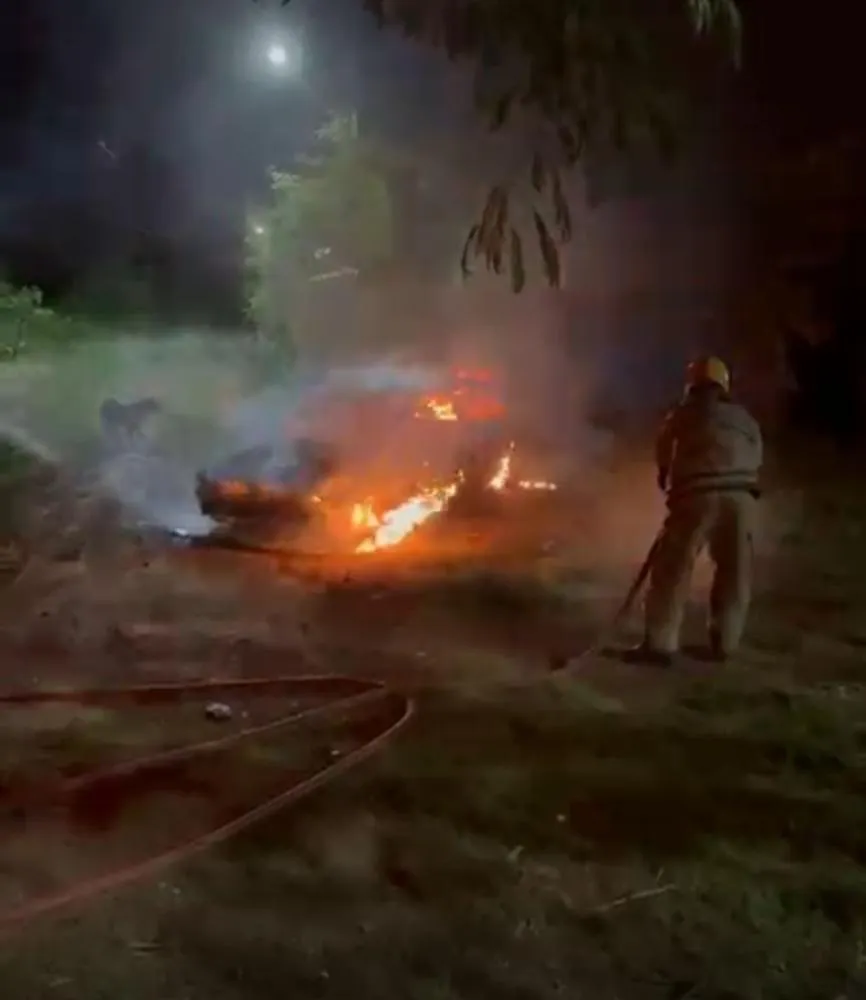 Homem coloca fogo em veículo e foge após ação criminosa em Paracatu