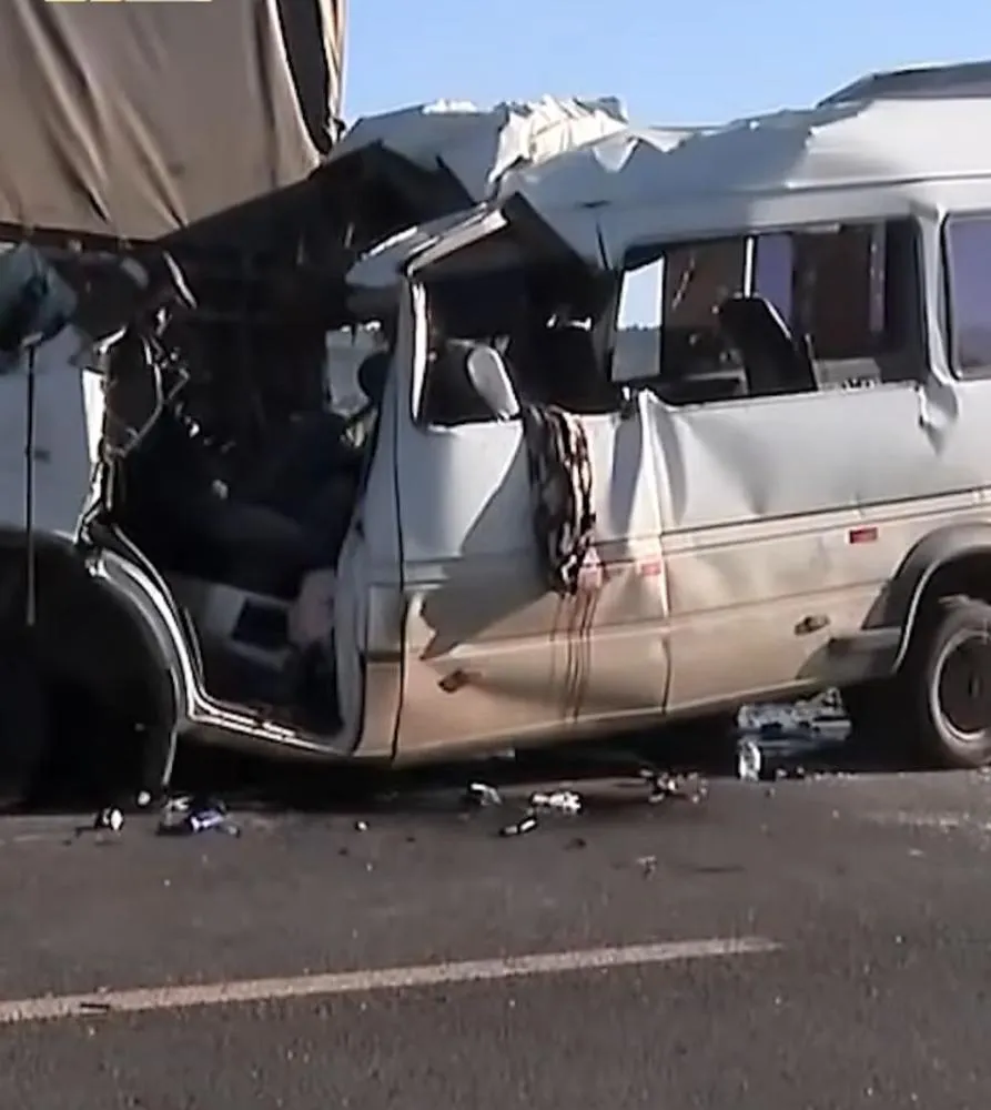 Tragédia na BR-020: batida entre caminhão e van deixa cinco mortos e 11 feridos