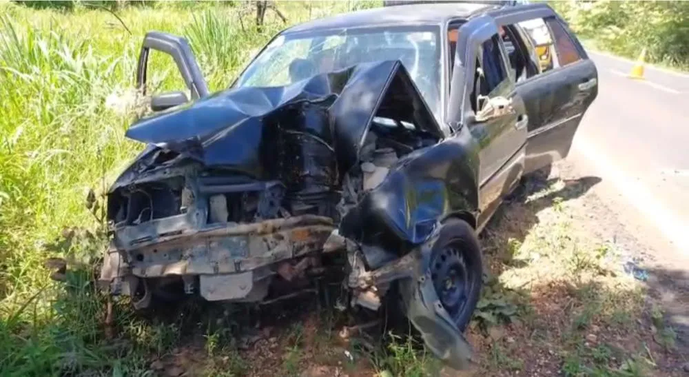 Motorista tenta ultrapassar carreta, sai da pista e deixa cinco feridos na MG-181