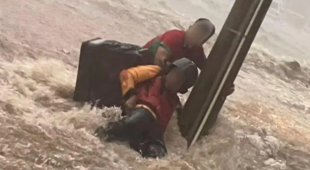Moradores se agarram a postes para escapar da força da enxurrada em Minas Gerais