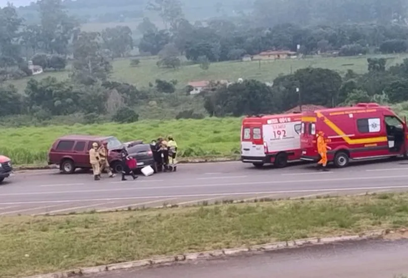 Batida na BR-365 em Patos de Minas deixa mulher morta e dois feridos graves na madrugada