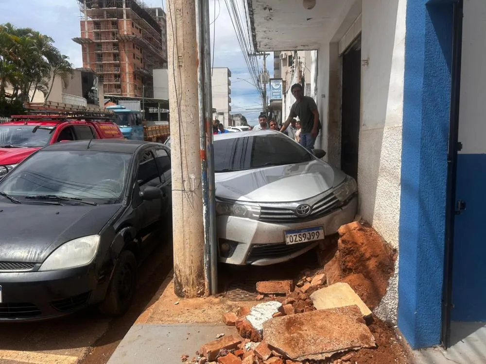 Motorista passa mal ao volante e se envolve em acidente com cinco veículos no centro de Unaí