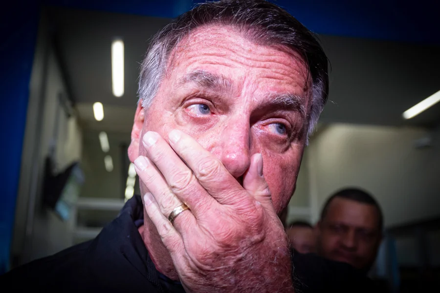 Médico de Bolsonaro é acionado às pressas para avaliar estado de saúde do ex-presidente