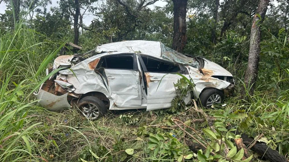 Motorista perde o controle da direção e carro capota várias vezes na MG-188