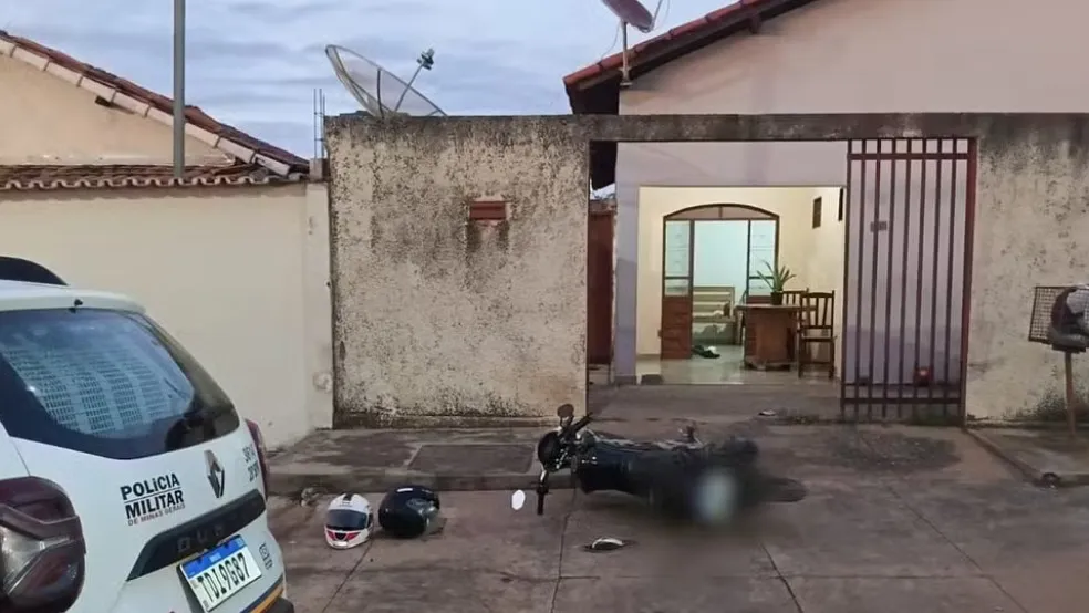 Jovem é perseguido e baleado na porta de casa após desavença em Arinos