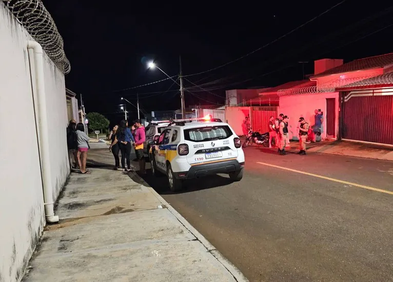 Motociclista é perseguido e morto a tiros após tentar se esconder em residência em Patos de Minas