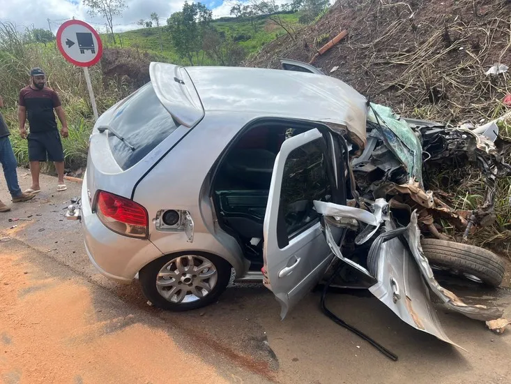 Mulher fica em estado grave após colisão frontal entre carro e caminhão na MGC-354, em Patos de Minas