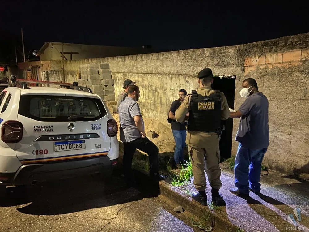 Moradores encontram corpo em decomposição em lote e acionam autoridades