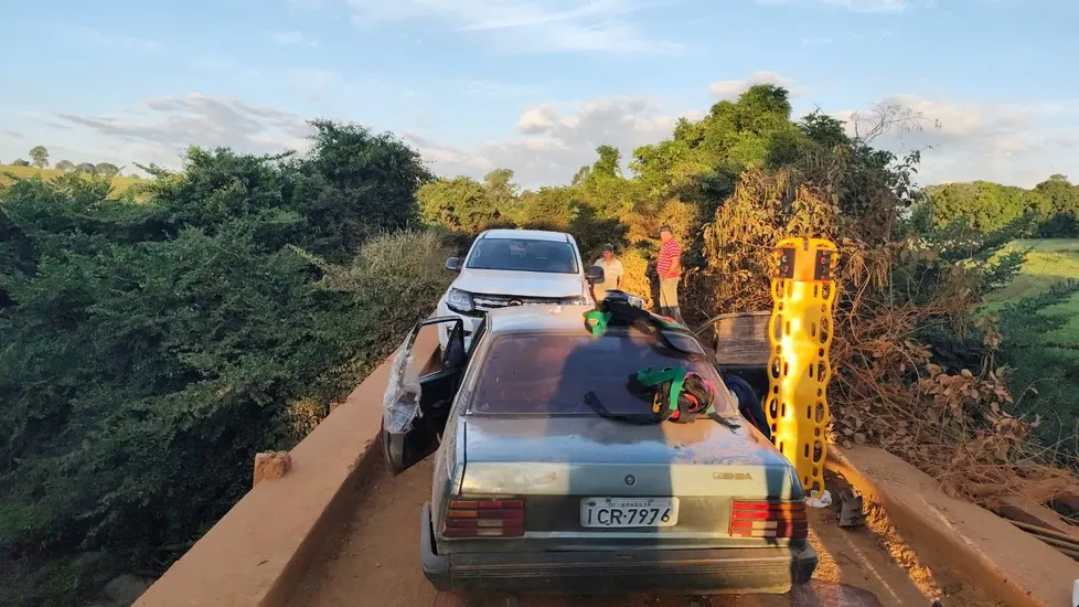 Batida frontal em ponte estreita na LMG-747 deixa quatro feridos em Coromandel