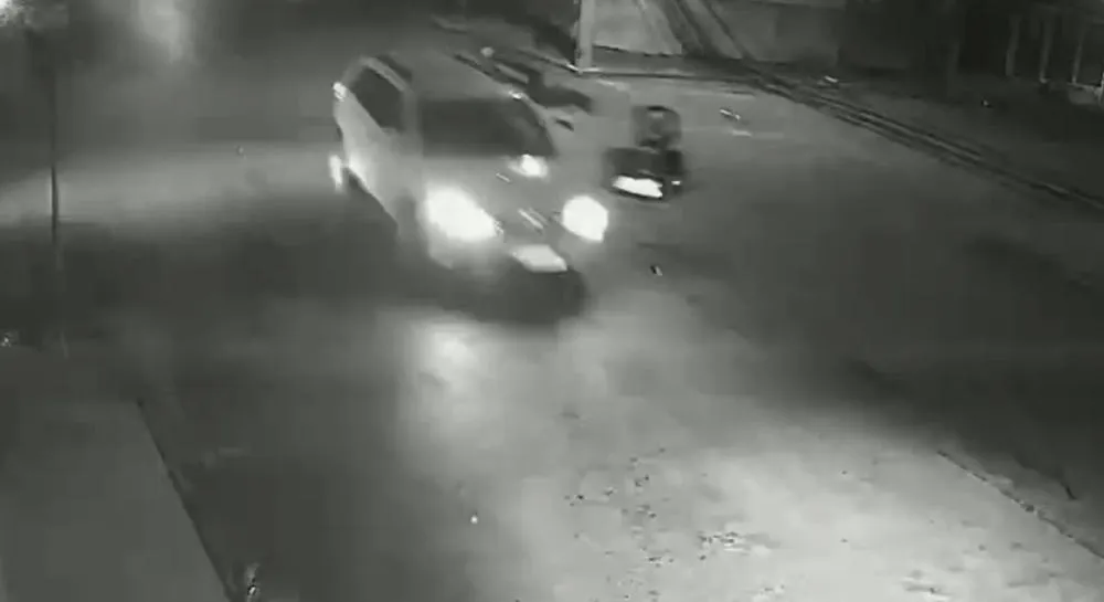 Batida entre moto e carro em Unaí — Foto: Câmera de segurança