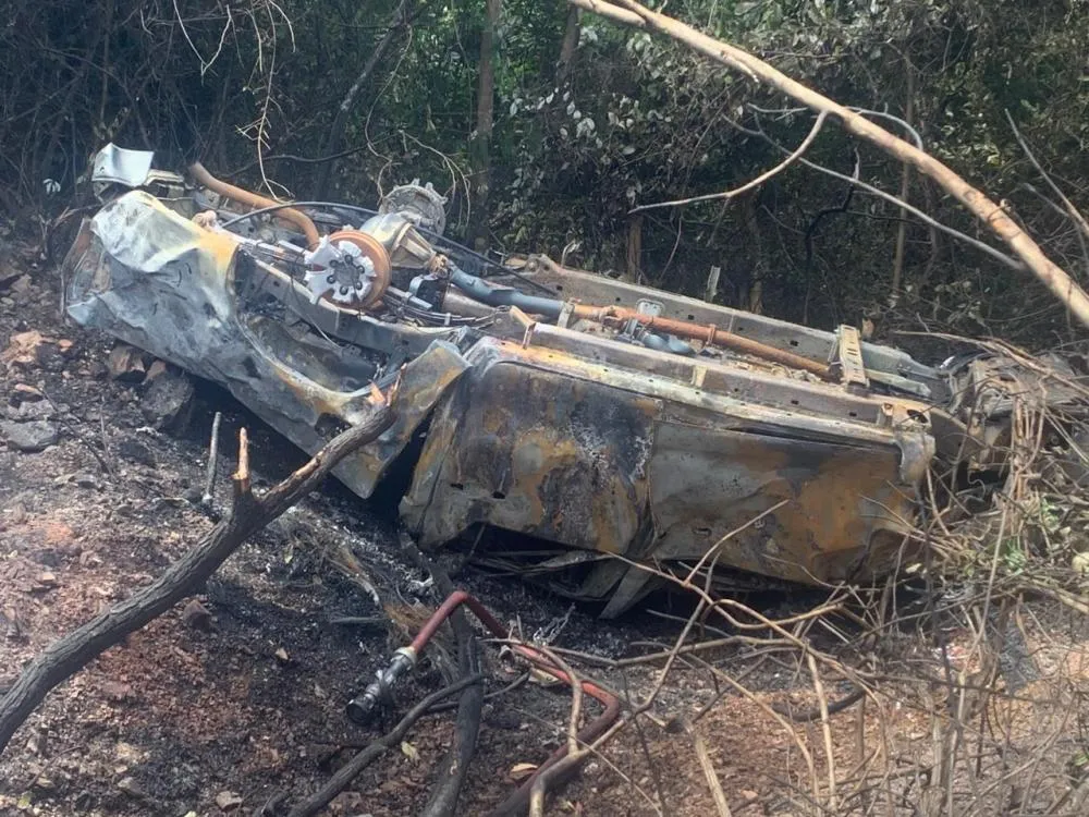 Motorista morre após caminhonete sair da pista e incendiar em ribanceira na BR-251