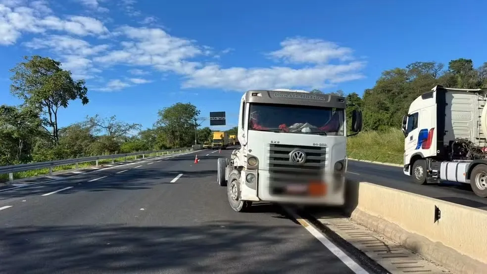 Motorista morre após ser arremessado de caminhão-tanque em grave acidente na BR-135