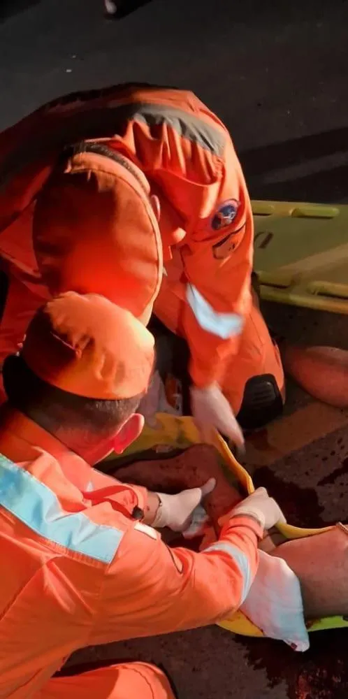 Corpo de Bombeiros atende acidente entre carro e motocicleta na Avenida Governador Valadares, em Unaí