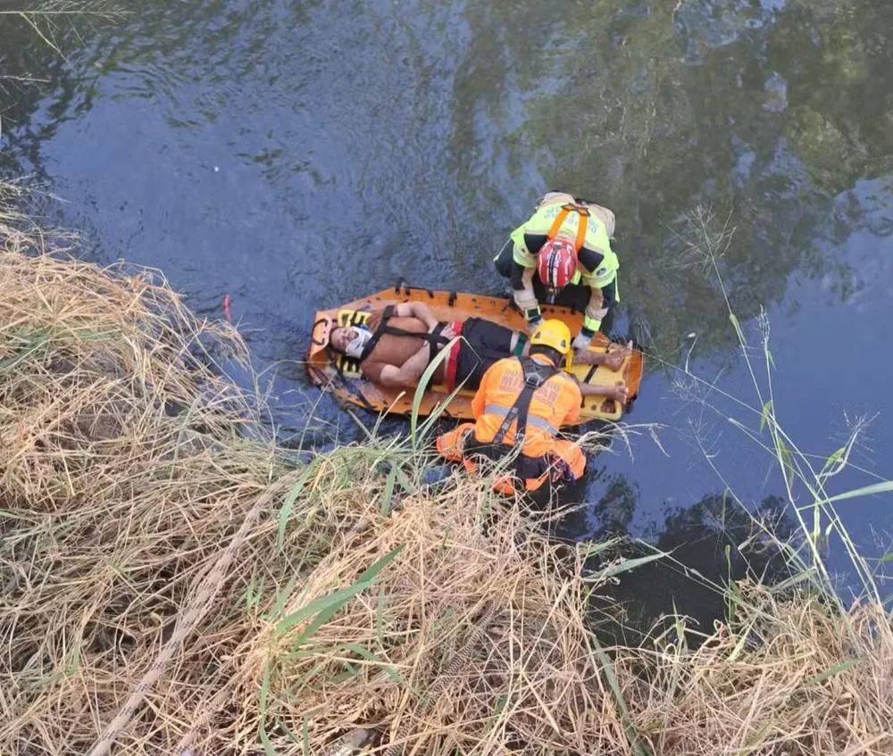 Momento do resgate do homem — Foto: Corpo de Bombeiros