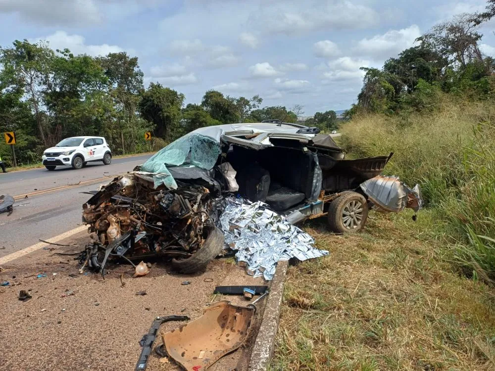 Motorista morre em grave acidente entre caminhonete e carreta na BR-040, em Paracatu